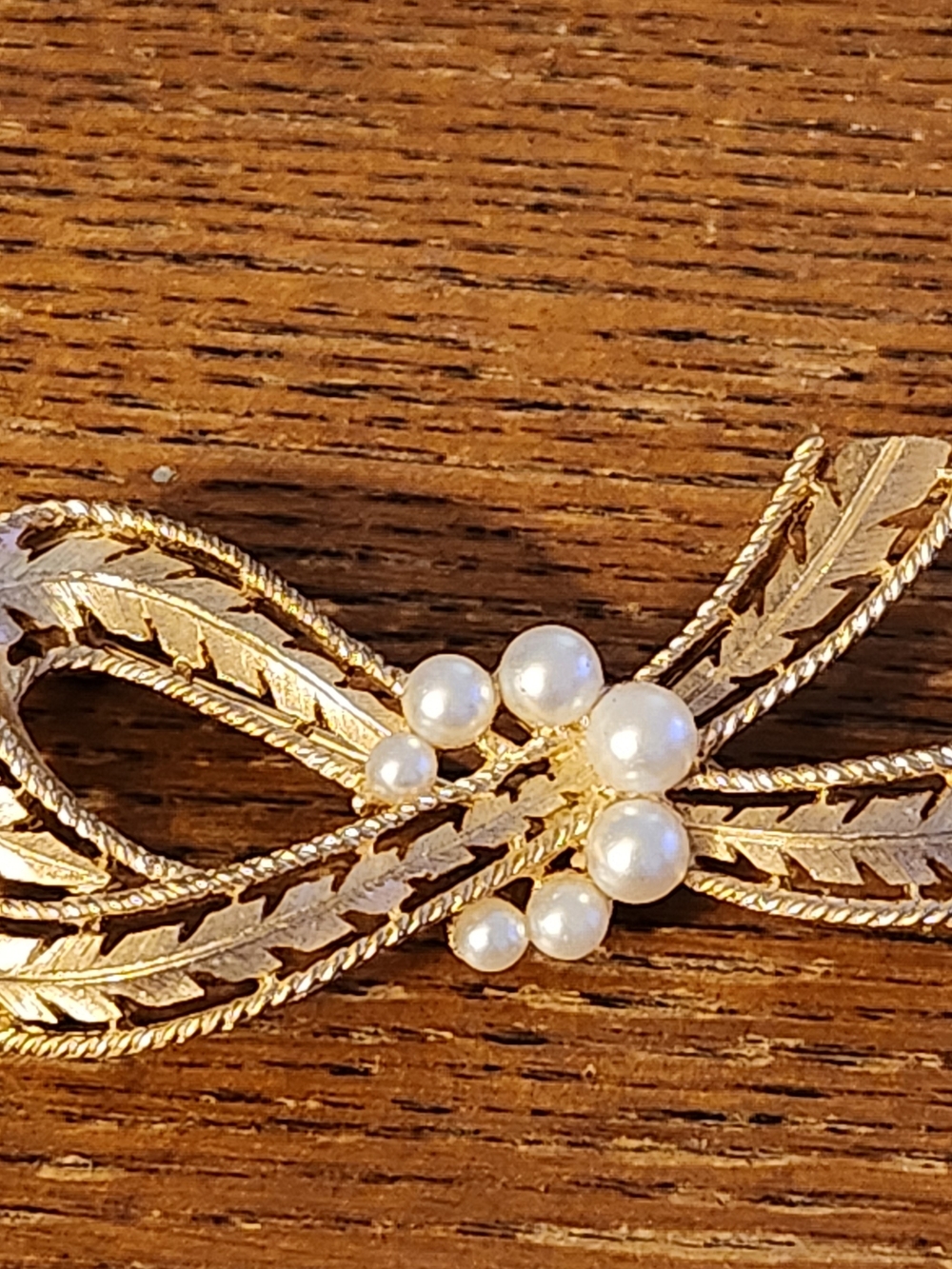 Vtg Crown Trifari Gold Leaf Brooch w White Pearl Cluster Women’s Brooch Jewelry